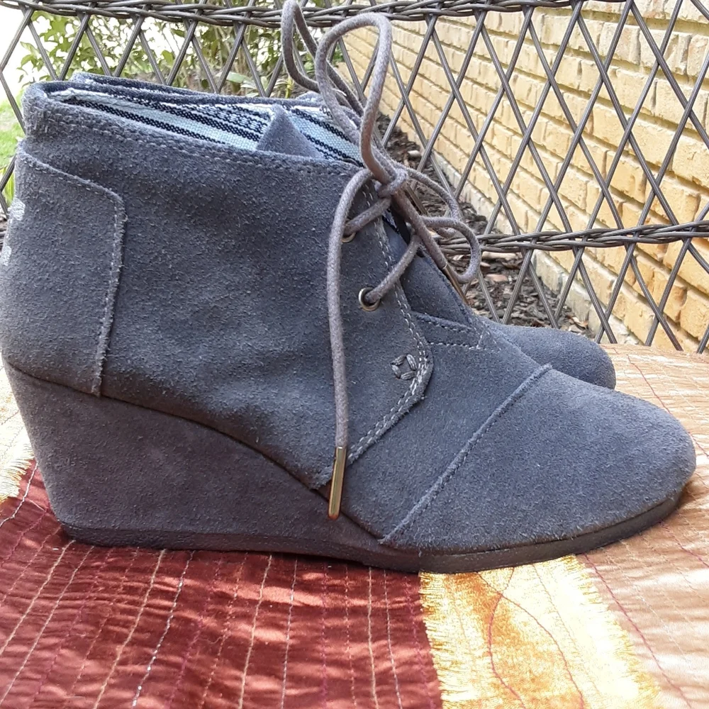Toms Gray Lace Up Wedge Heel Bootie Size 6.